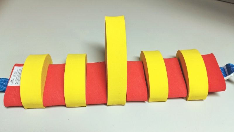 PLAVECKÝ PÁS S PLOUTVÍ pěnové dílky (11 dílků) - žluto-červený Aronet